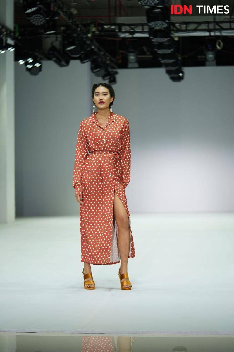 Alika Islamadina saat tampil membawakan koleksi Autumn Sonnet dari Nona pada gelaran Jakarta Fashion Week 2022. Kamis-Minggu (25-28/11/2021). (dok. Nona)