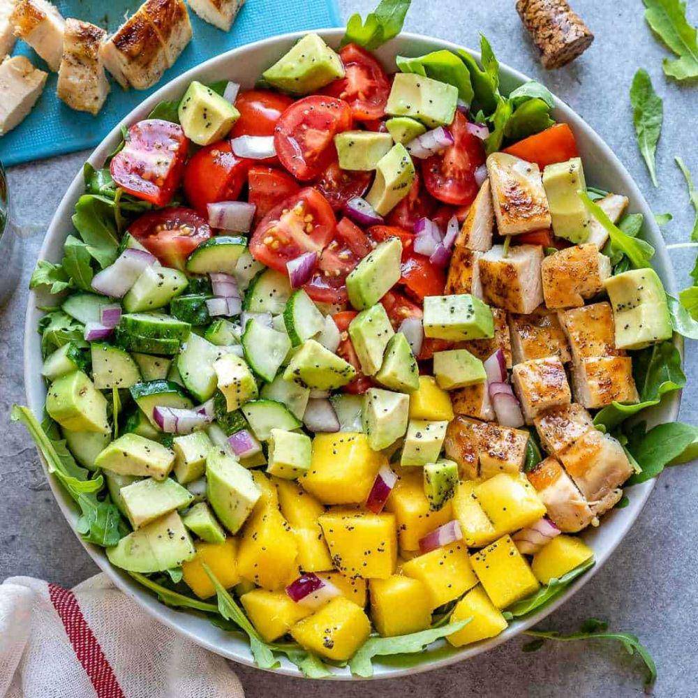 ilustrasi campuran ayam dan salad mangga (healthyfitnessmeals.com)