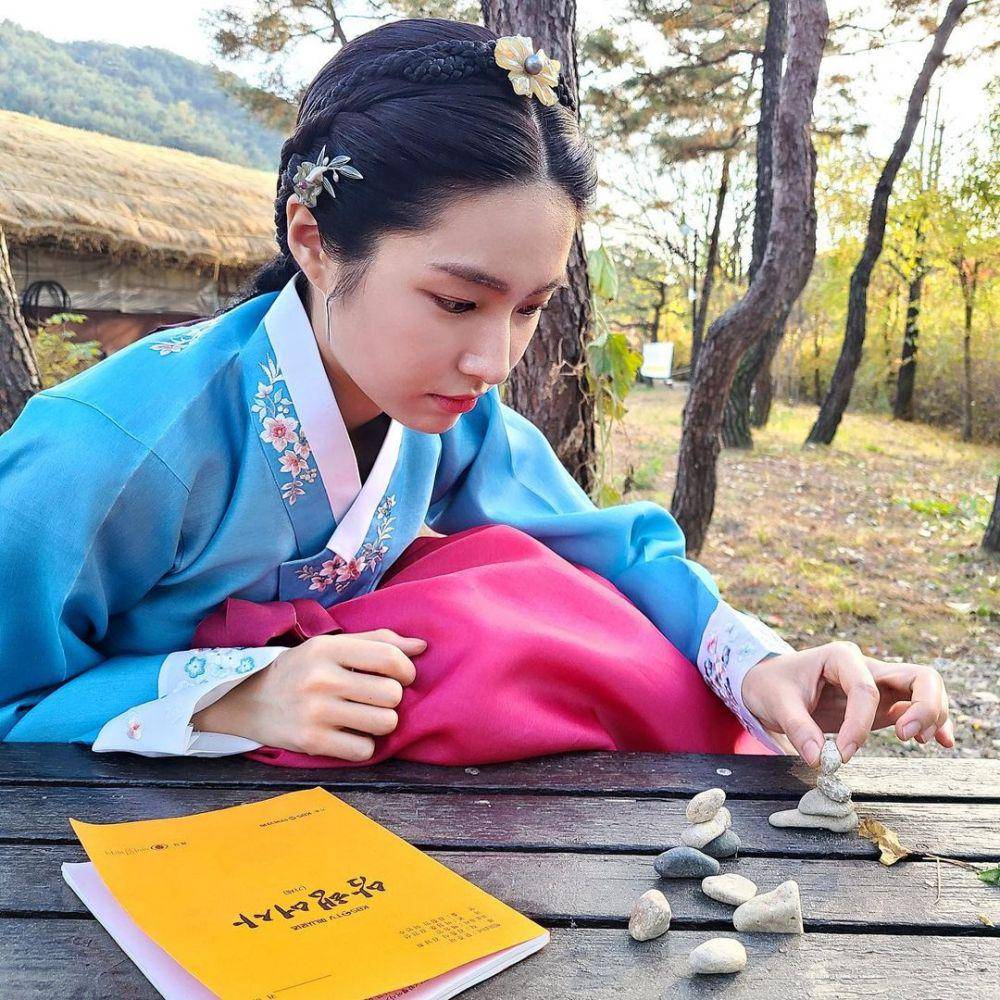 Shin Ha Young (instagram.com/havv_y)