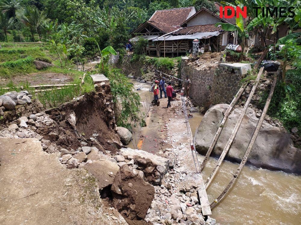 Jembatan Runtuh Dihantam Banjir, Puluhan Warga di KBB Terisolasi