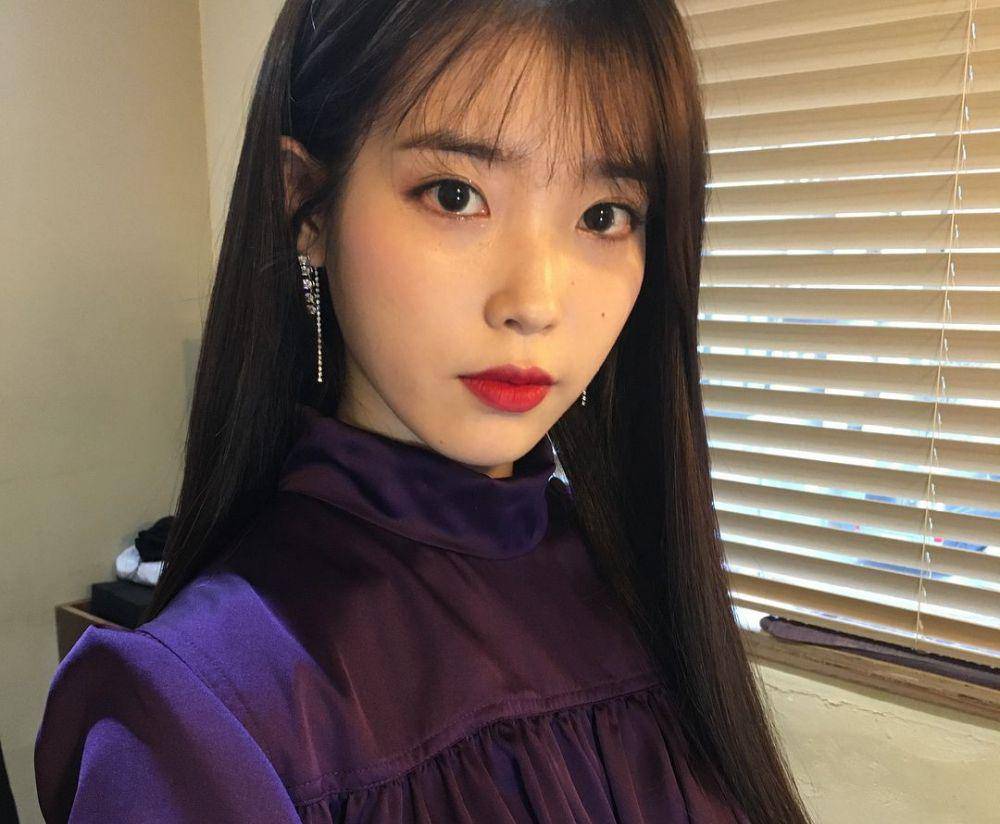 IU dengan gaya rambut berponi depan (instagram.com/dlwlrma)