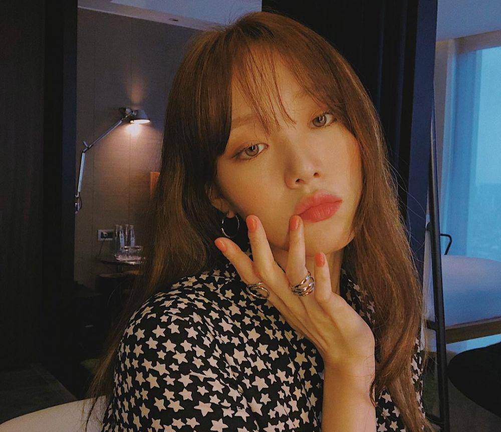 Lee Sung Kyung dengan gaya rambut berponi depan (instagram.com/heybiblee)