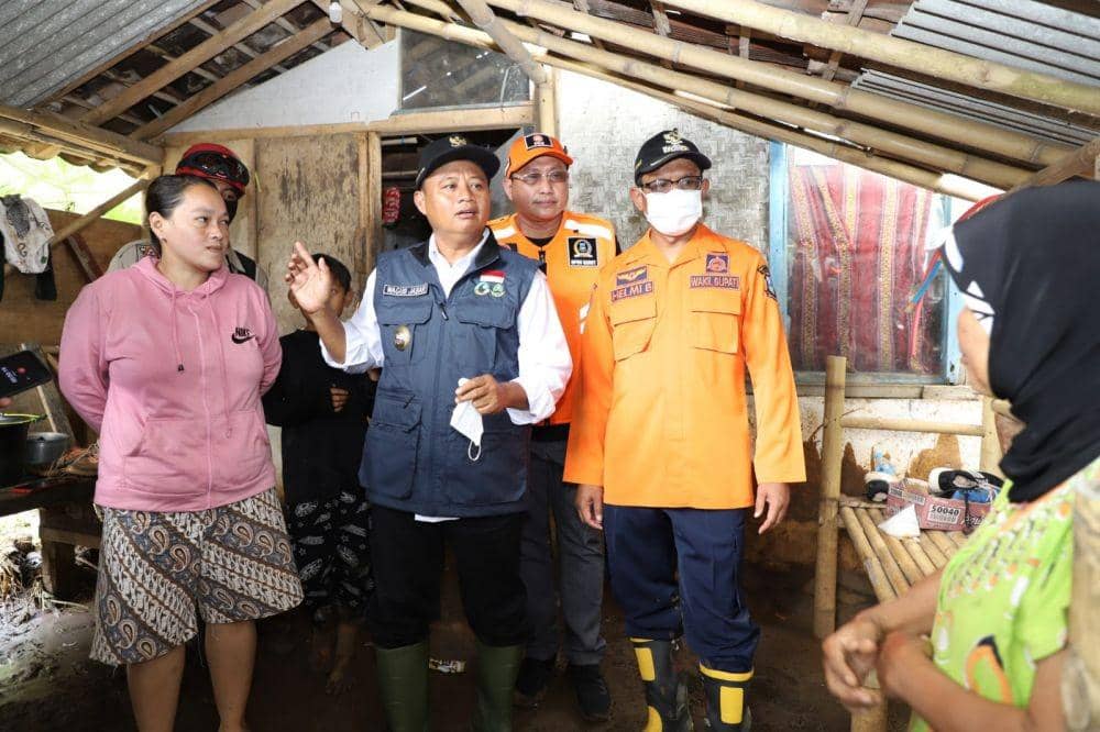 Wagub Jabar Uu Ruzhanul Ulum tinjau korban banjir bandang di Kabupaten Garut. IDN Times/Istimewa