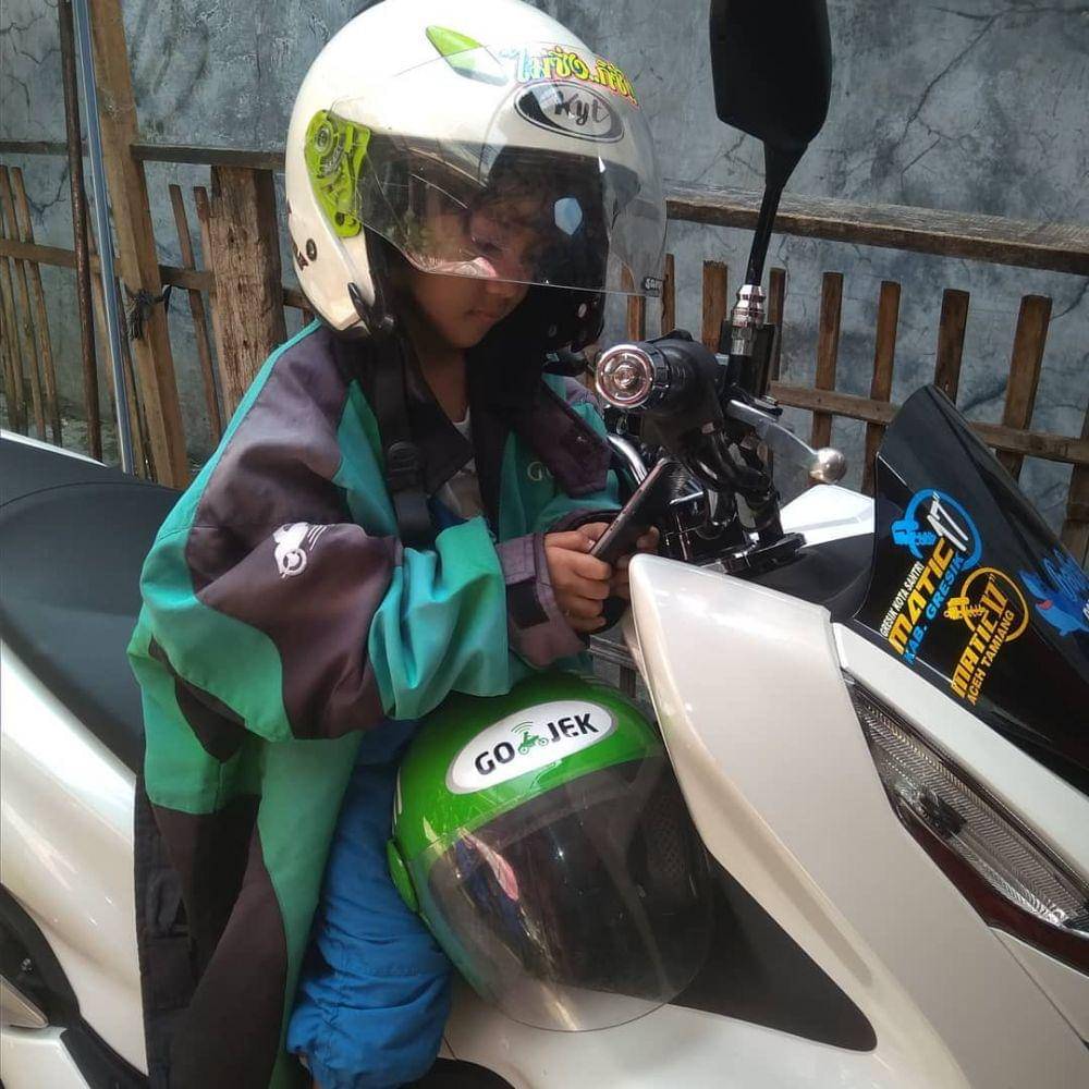 Bocah pakai jaket ojol. (instagram.com/nazwa2702)