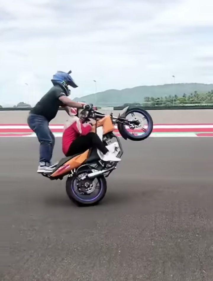 Aksi Freestyle di Lintasan Sirkuit Mandalika untuk Konten Promosi