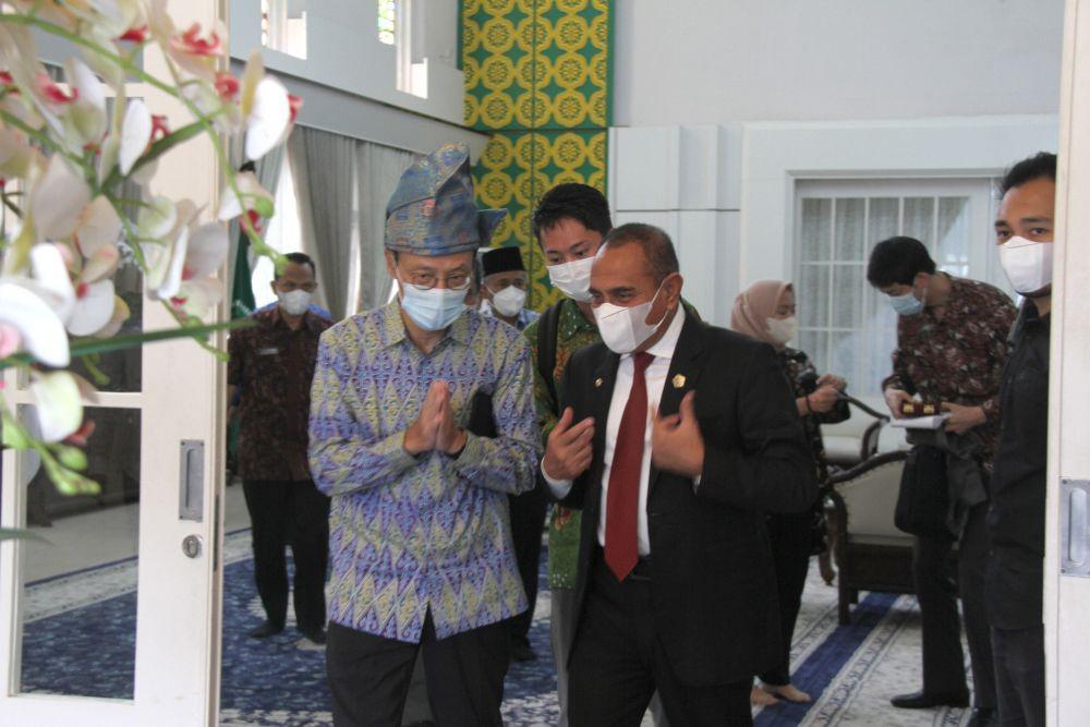 Gubernur Sumut Edy Rahmayadi menerima kunjungan Duta Besar Jepang untuk Indonesia Kanasugi Kenji di Rumah Dinas Gubernur, Jalan Jenderal Sudirman Nomor 41, Medan, Jumat (26/11/2021). (Dok Diskominfo Sumut)