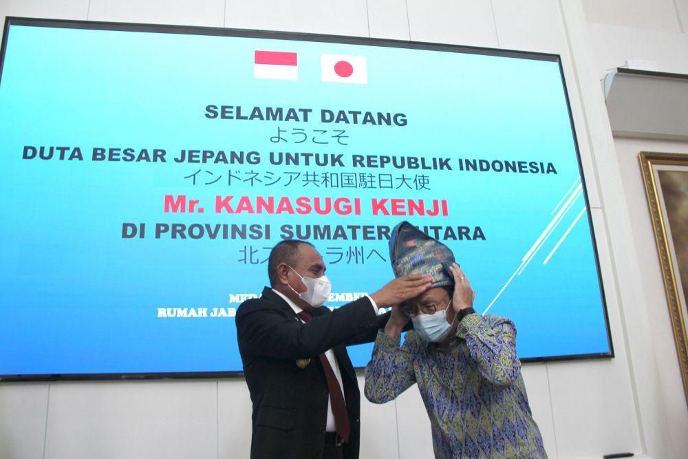 Gubernur Sumut Edy Rahmayadi menerima kunjungan Duta Besar Jepang untuk Indonesia Kanasugi Kenji di Rumah Dinas Gubernur, Jalan Jenderal Sudirman Nomor 41, Medan, Jumat (26/11/2021). (Dok Diskominfo Sumut)