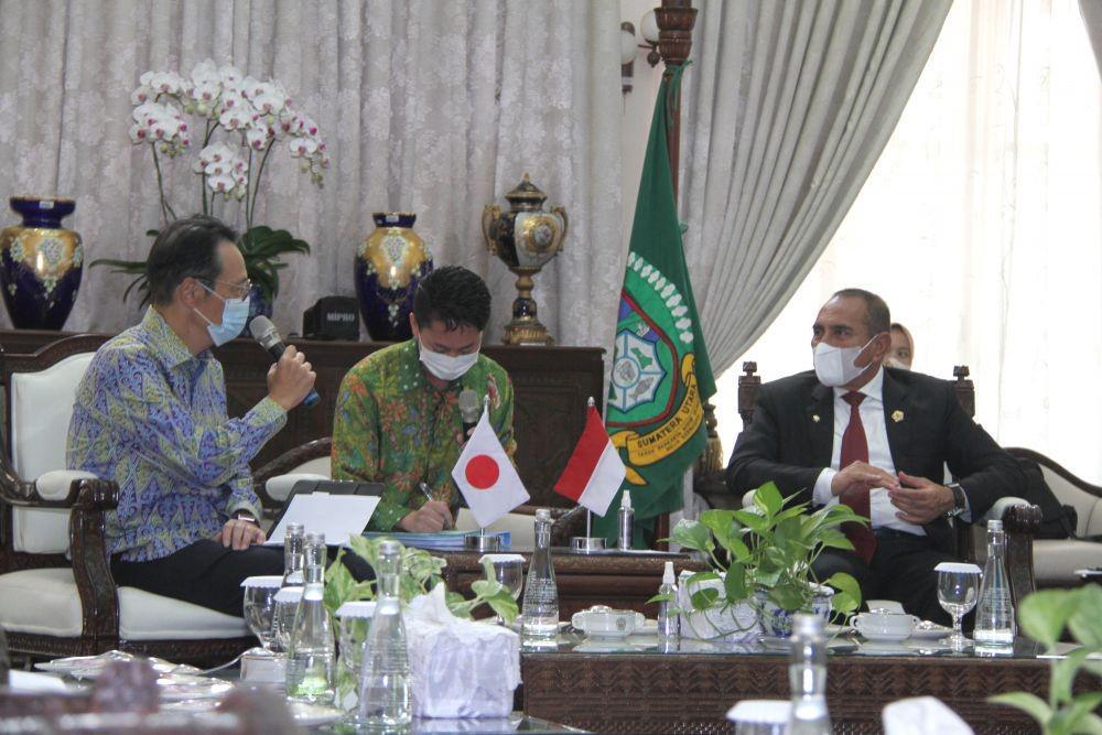 Gubernur Sumut Edy Rahmayadi menerima kunjungan Duta Besar Jepang untuk Indonesia Kanasugi Kenji di Rumah Dinas Gubernur, Jalan Jenderal Sudirman Nomor 41, Medan, Jumat (26/11/2021). (Dok Diskominfo Sumut)