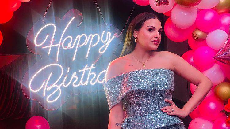 ultah Himanshi Khurana (instagram.com/iamhimanshikhurana)