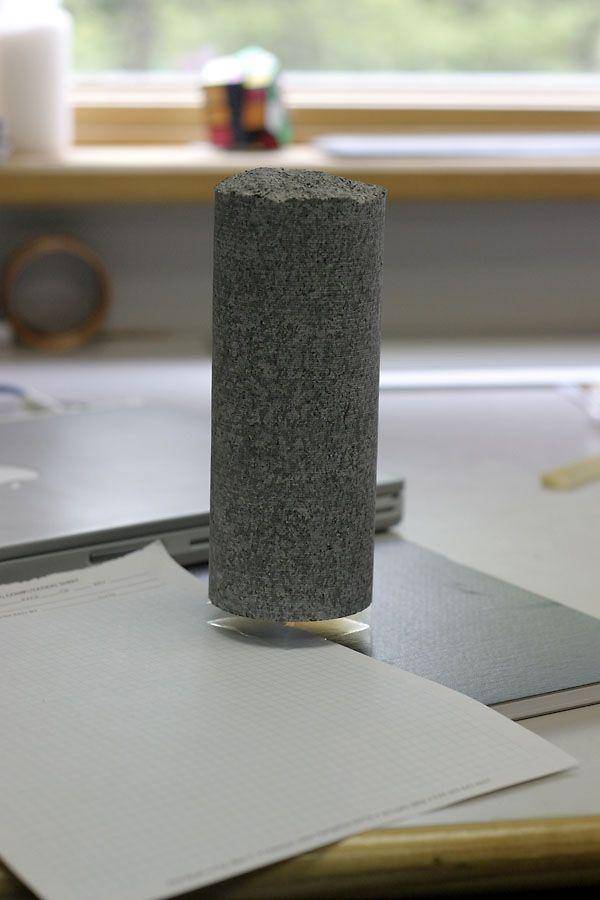 potret aerogel berukuran 2 inci menahan balok granit seberat 4 kilogram (commons.wikimedia.org/User: Jacopo Werther)