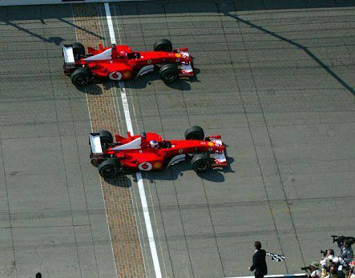 Finis yang sangat tipis antara Michael Schumacher dan Rubens Barrichello pada GP AS 2002 (twitter.com/f1)