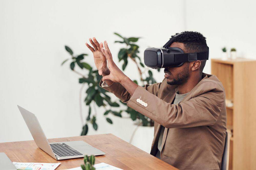 Ilustrasi orang menggunakan VR (pexels.com/@fauxels)