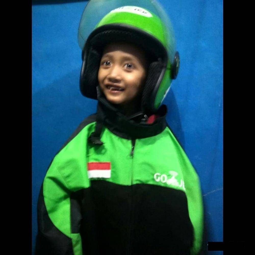 Bocah pakai jaket ojol. (instagram.com/seblakmamairysad)