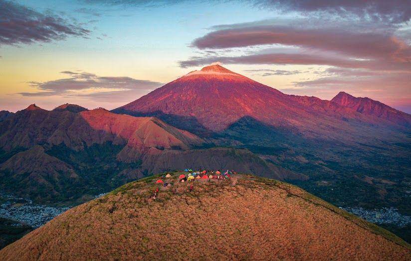 Bukit Anak Dara berlatar Gunung Rinjani (dok. pribadi/Mirzan Asrori)