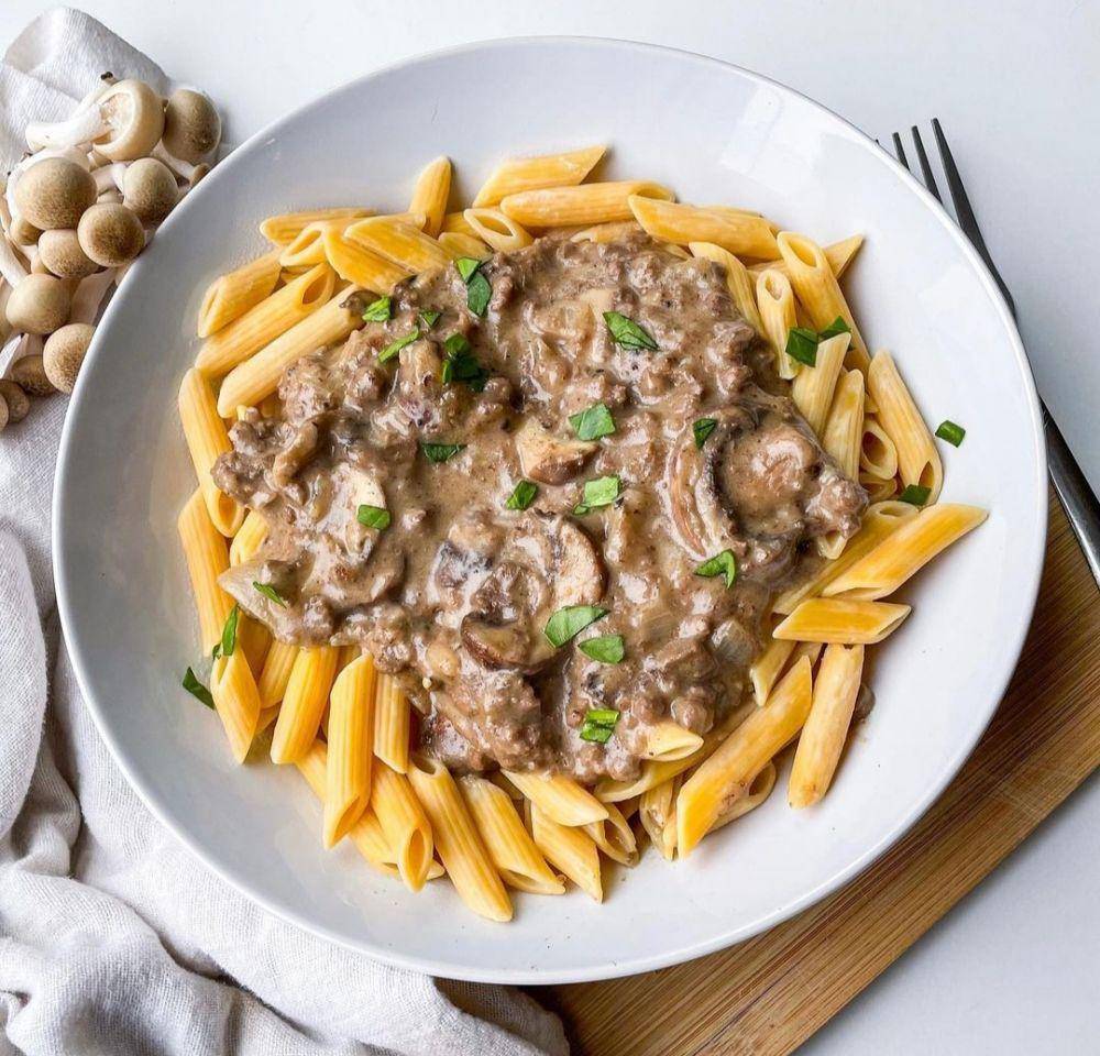 beef stroganoff (instagram.com/hannahshangryeats)