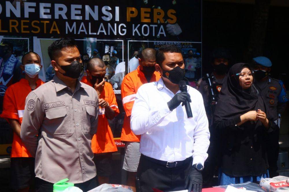 Kasat Reskrim Polresta Malang Kota, Kompol Tinton Yudha Riambodo saat memberikan keterangan terkait kasus pengeroyokan. IDN Times/Alfi Ramadana