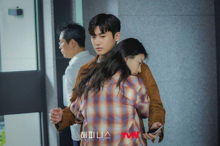 Han Hyo Joo dan Park Hyung Sik di Happiness (instagram.com/tvn_drama)