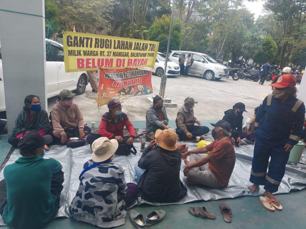 Warga menduduki Kantor Badan Pertanahan Nasional (BPN) Balikpapan. Foto istimewa
