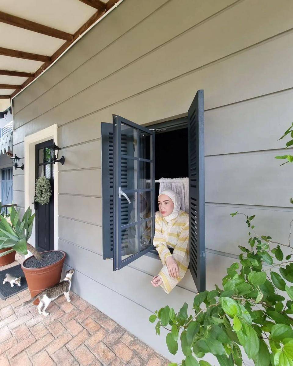 potret terbaru rumah Arya Saloka (Instagram.com/anneofficial1990)