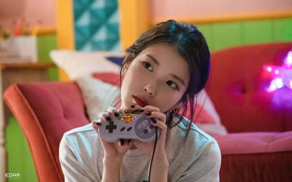 IU (instagram.com/edam.official)