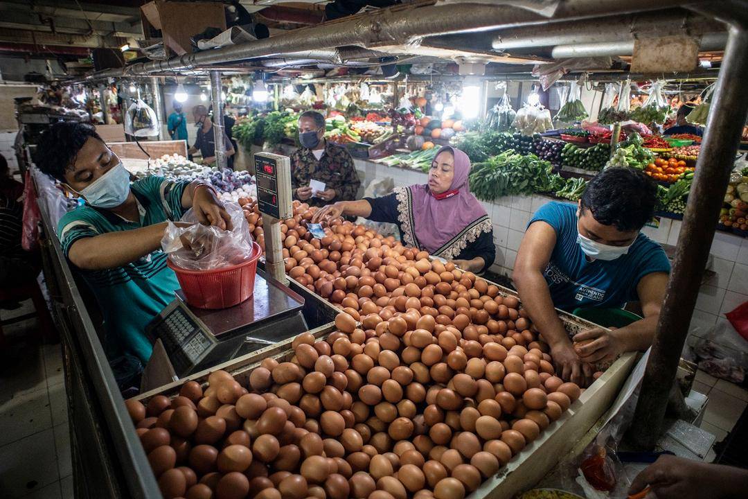 Pedagang melayani pembeli telur di Pasar Mayestik, Kebayoran Baru, Jakarta, Jumat (1/10/2021). ANTARA FOTO/Aprillio Akbar/aww.