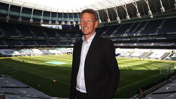 Teddy Sheringham berkunjung ke markas Tottenham Hotspur. (twitter.com/SpursOfficial)