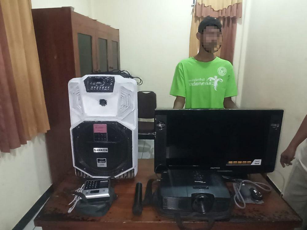 Pelaku beserta barang bukti yang berhasil diamankan polisi (Dok Polsek Alas Barat)