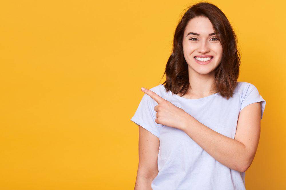 ilustrasi seorang perempuan tersenyum lebar (freepik.com/user18526052)