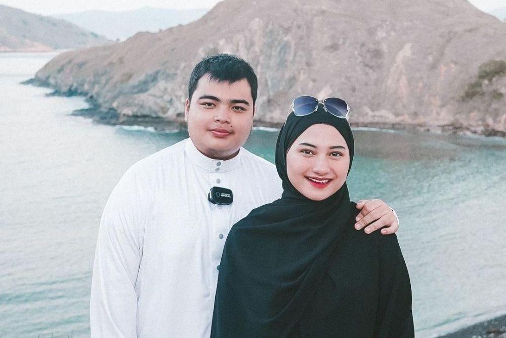 Penuh Kebahagian, 10 Potret Kenangan Ameer Azzikra dan Istri