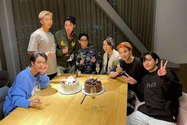 BTS (twitter.com/bts_bighit)