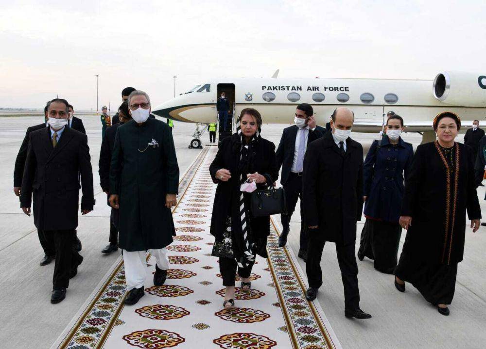Presiden Pakistan, Dr. Arif Alvi, disambut oleh Wakil Perdana Menteri Turkmenistan, Mr. Chary Amanov, di Bandara Internasional Ashgabat, Sabtu, 27/11/2021. (twitter.com/The President of Pakistan)