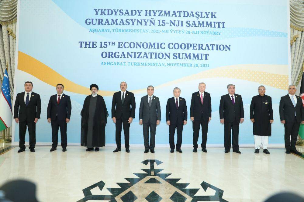 KTT ECO ke-15 yang diselenggarakan di Turkmenistan pada Minggu, 28/11/2021. (twitter.com/The President of Pakistan)