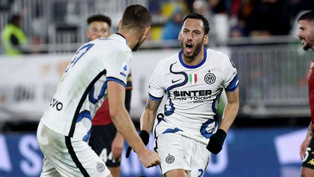 Hakan Calhanoglu melakukan selebrasi usai cetak gol. (twitter.com/Inter_en)