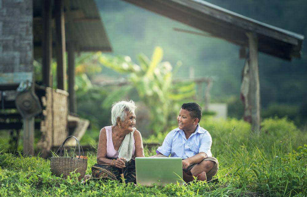 ilustrasi seorang cucu membantu neneknya dalam menggunakan laptop (pixabay.com/Sasin Tipchai)
