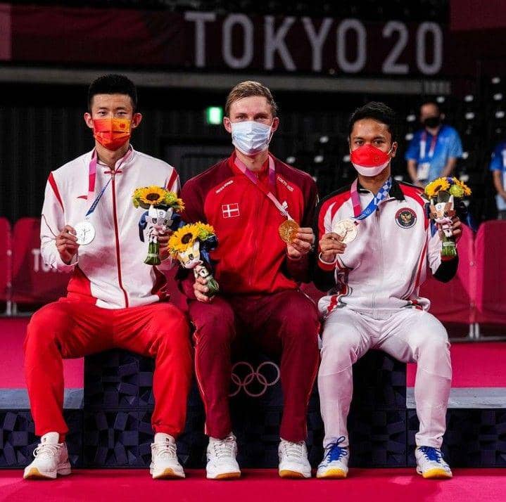 Viktor Axelsen, Chen Long, dan Anthony Ginting di podium juara Olimpiade Tokyo 2020 (instagram.com/bwf.official)