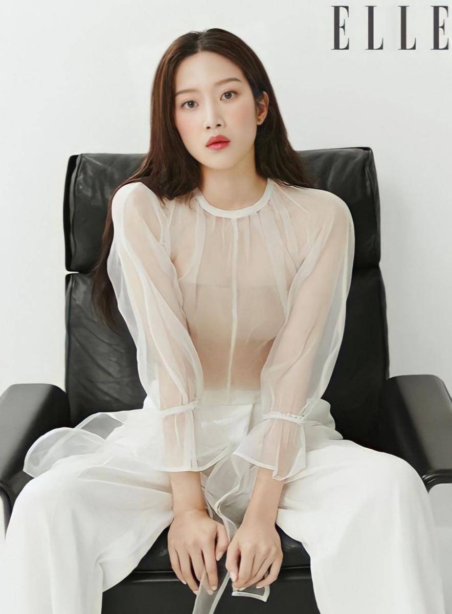 Moon Ga Young (instagram.com/m_kayoung)