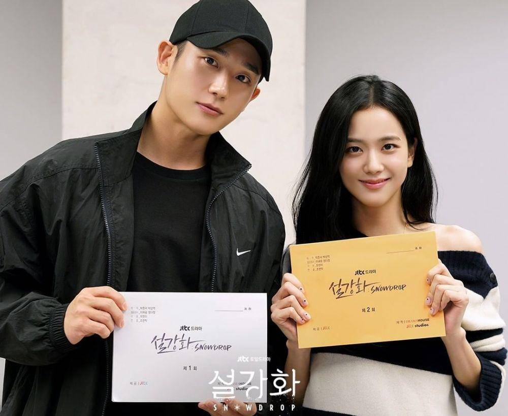 potret mesra Ji Soo dan Jung Hae In (dok. jTBC/Snowdrop)