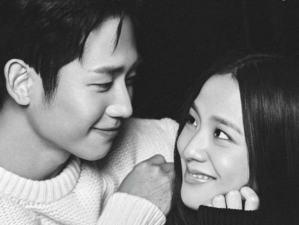 Ji Soo dan Jung Hae In melakukan pemotretan bersama. (dok. jTBC/Snowdrop)