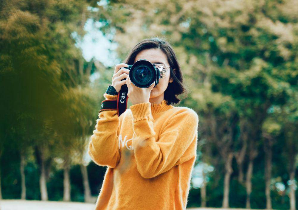 ilustrasi mengoperasikan kamera (unsplash.com/Marco Xu)
