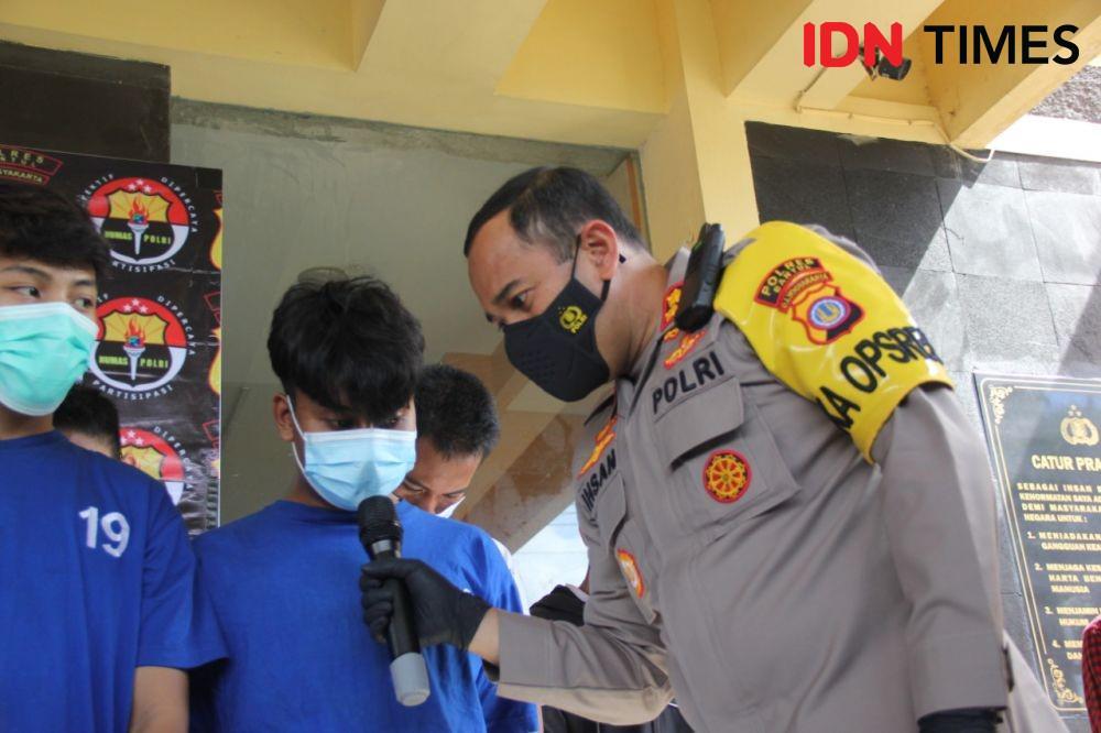 Kapolres Bantul, AKBP Ihsan berdialog dengan salah satu tersangka klitih. (IDN Times/Daruwaskita)