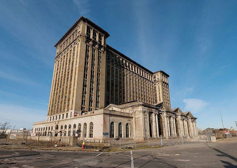 10 Bangunan Megah Terbengkalai di Detroit-AS, Ikonik Banget!
