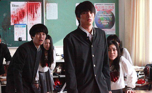 Shun dan teman sekelasnya terjebak dalam permainan Daruma. (dok. Netflix/As The Gods Will)