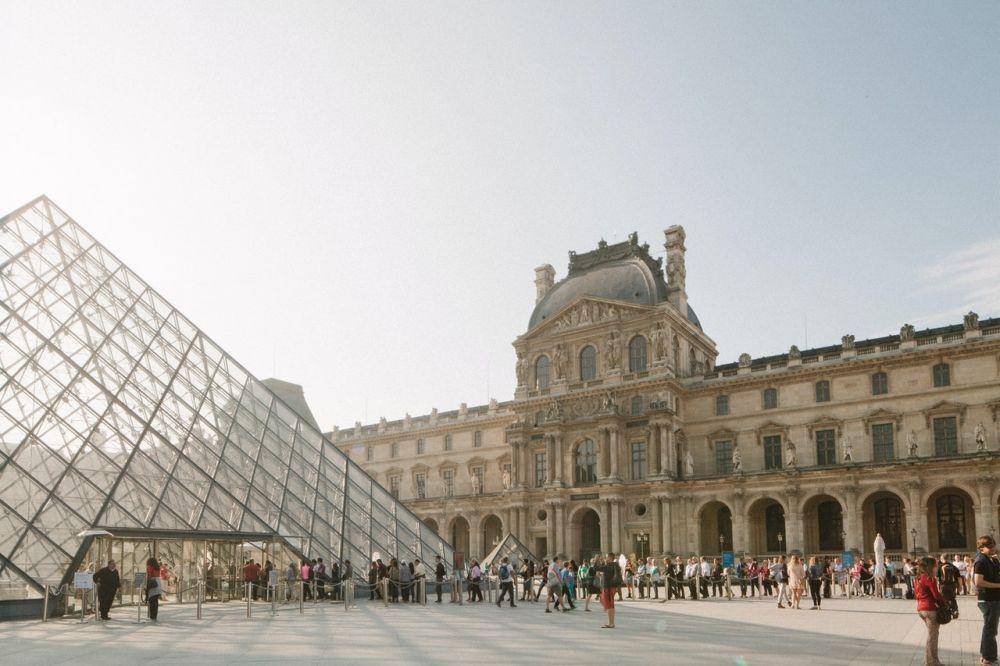 Museum Louvre di Paris, salah satu museum paling terkenal di dunia (pexels.com/Lina Kivaka)