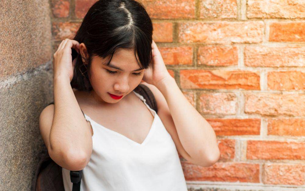 ilustrasi perempuan menunduk di sudut (pexels.com/Min An)