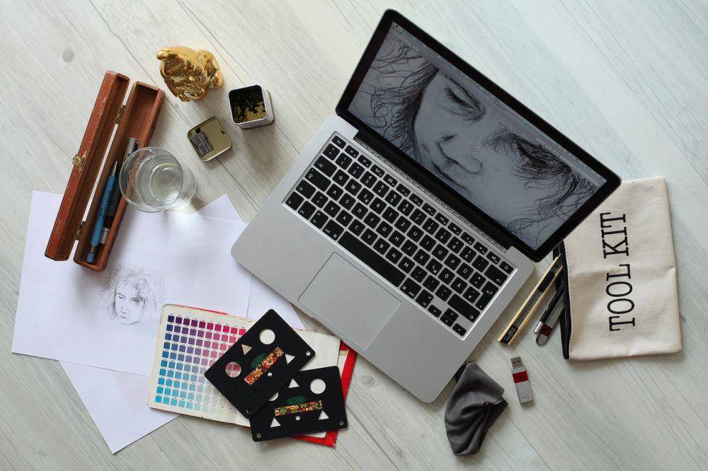 ilustrasi laptop dan alat menggambar (pexels.com/Pixabay)