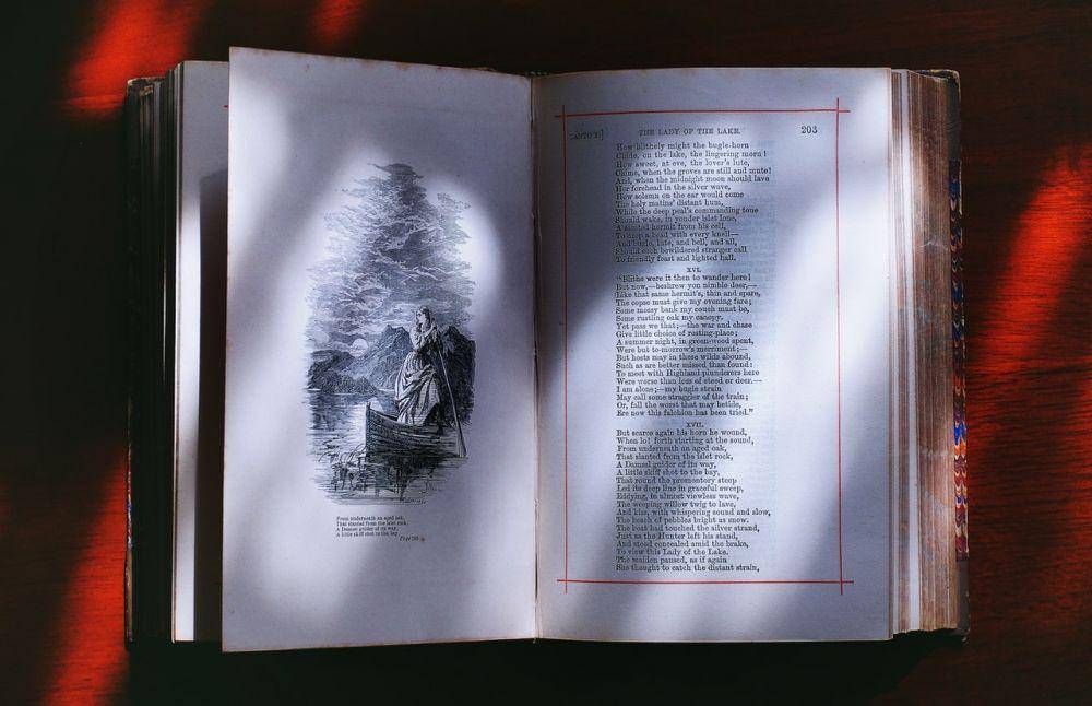 ilustrasi buku sejarah (pexels.com/Suzy Hazelwood)