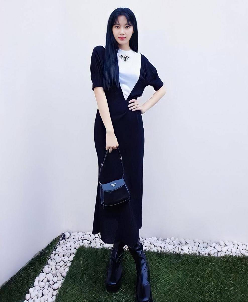 Moon Ga Young (instagram.com/m_kayoung)