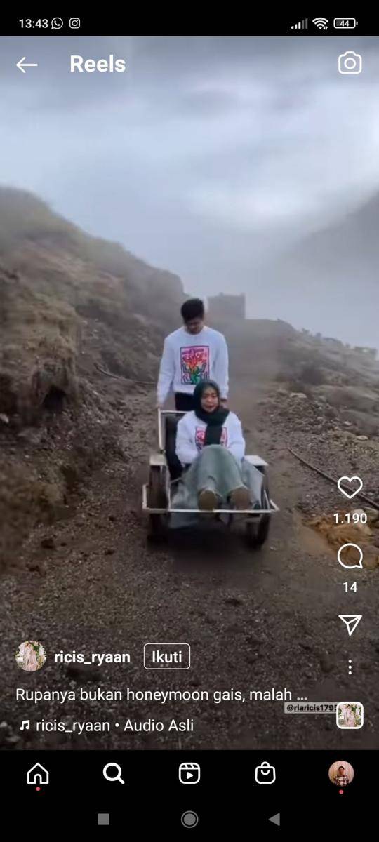 Naik troli milik penambang belerang. IDN Times/Tangkapan layar
