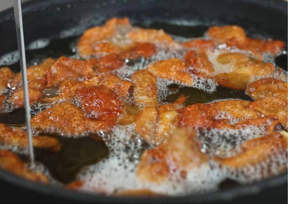 Proses menggoreng kulit (youtube.com/Devina Hermawan)