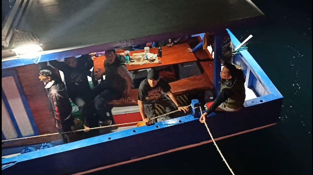 Kapal pancing KM New Bira Fishing yang dilaporkan mati mesin di perairan Takalar, Sulawesi Selatan, Minggu (28/11/2021). (Dok. Basarnas)